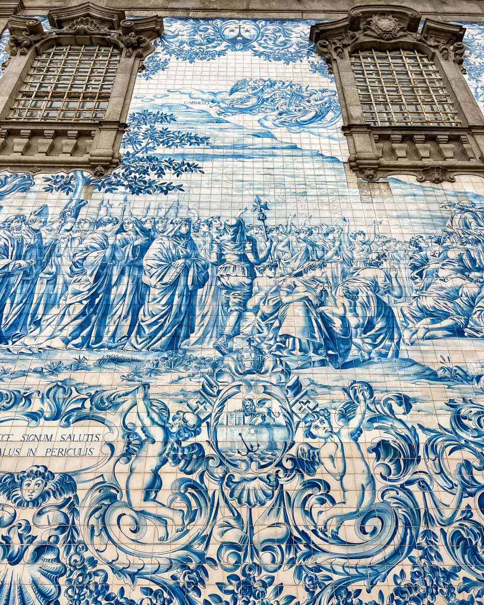 a famos sight in Porto: A facade with blue tiles