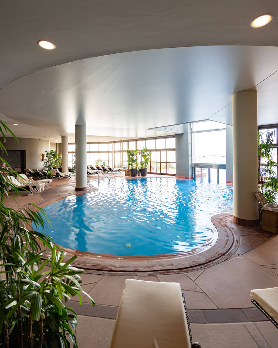 the indoor wellness pool of the Lefay Resort & Spa Lago di Garda in Italy